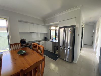 1 / 33 Hindmarsh Esplanade, Dubbo
