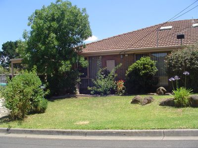2 / 27 Greaves St South, Werribee