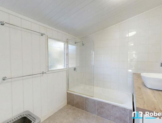 Renovated queenslander in the heart of Boreen Point. image 9