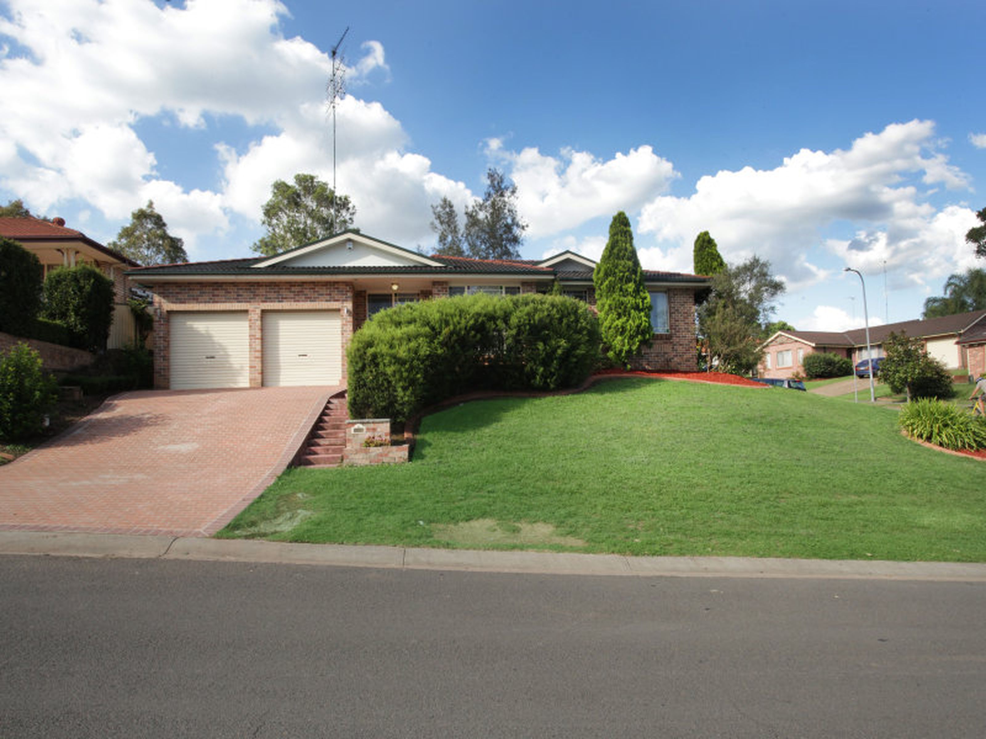 1 Barronfield Drive, GLENMORE PARK