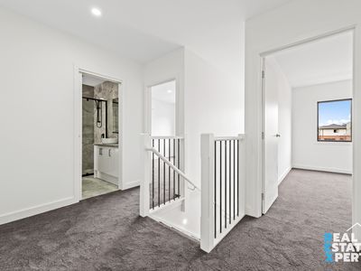 2 / 7 Young Road, Hallam