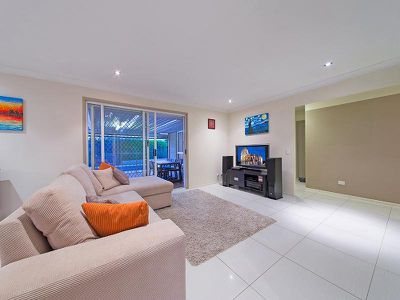16 Holland Cres, Wynnum West