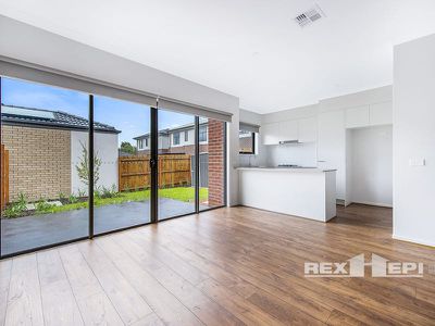 6 Gordal Court, Lynbrook