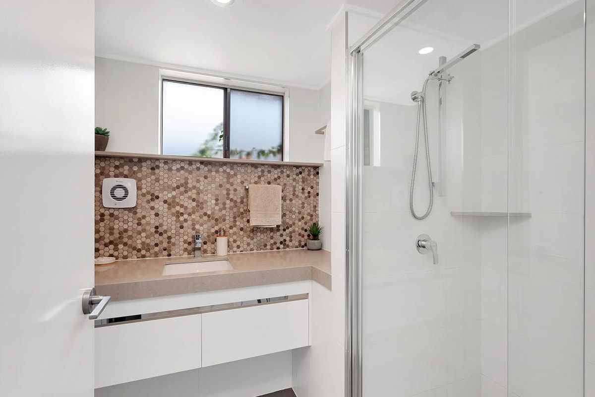 1 / 18 Sunshine Boulevard, Broadbeach Waters