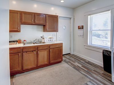 8422 Rosewood Avenue, Cleveland, OH, International