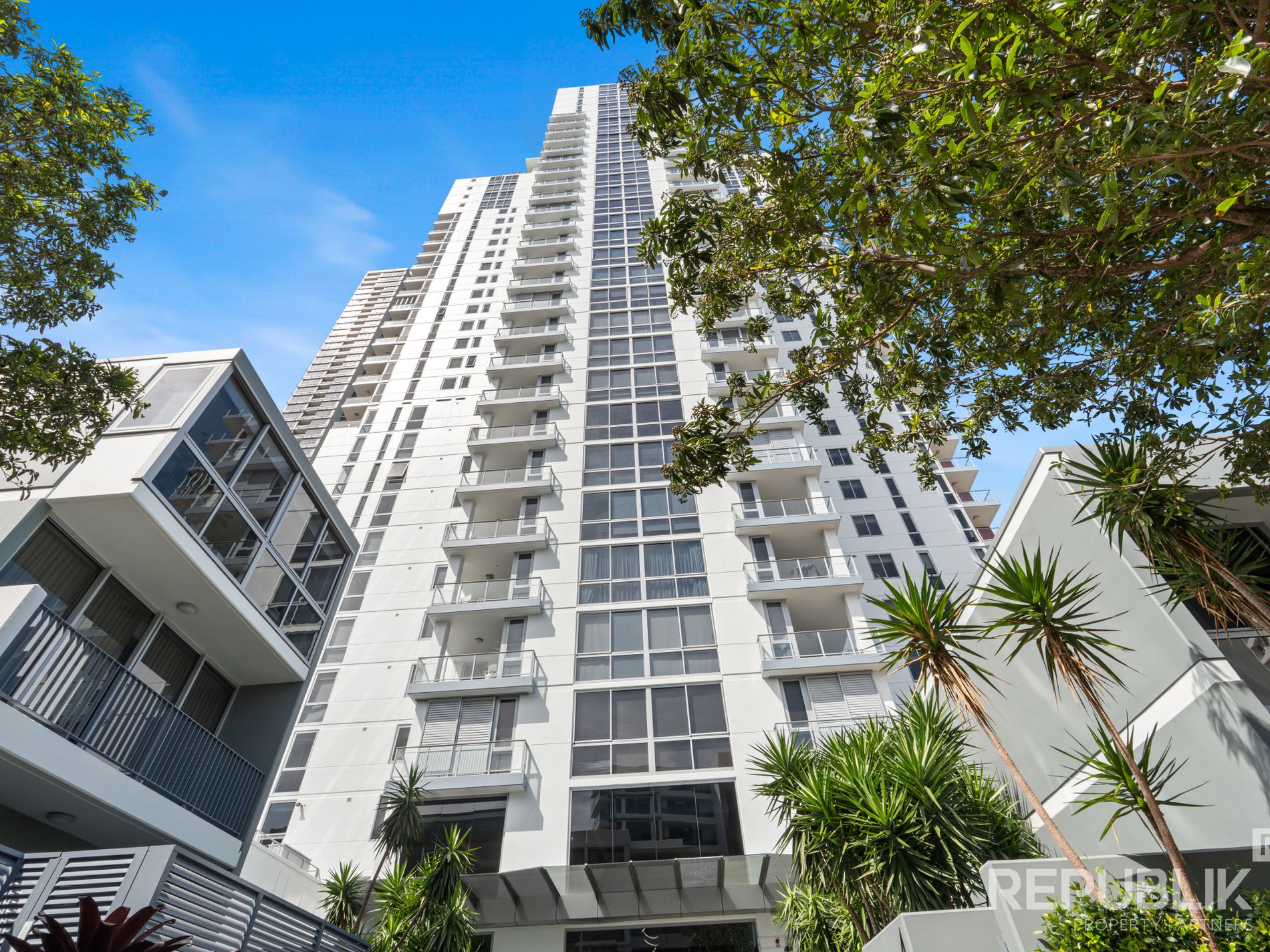 1102 / 4 COMO CRESCENT, Southport