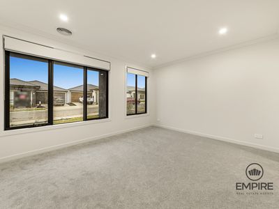 34 Guling , Clyde North