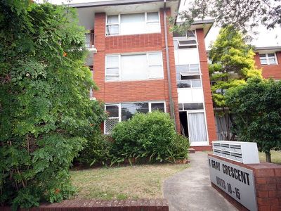 10 / 1 Gray Crescent, Eastlakes