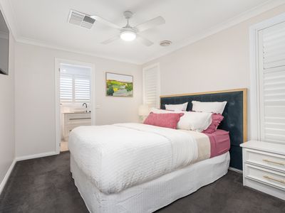 4 Hillock Avenue, East Albury