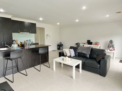 2 / 16 Starflower Way, Truganina