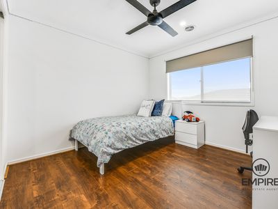 8 Hollybush Avenue, Clyde