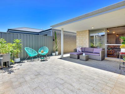 4 Golden Way, Piara Waters