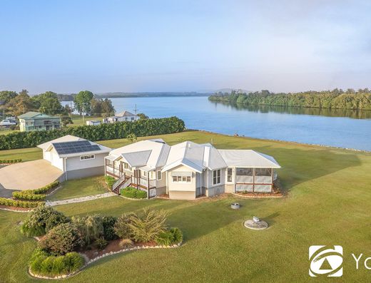 EASY RIVERFRONT LIVING - THE BEST OF COUNTRY AND COAST