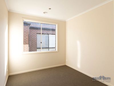 8 Herring Avenue, Cranbourne North