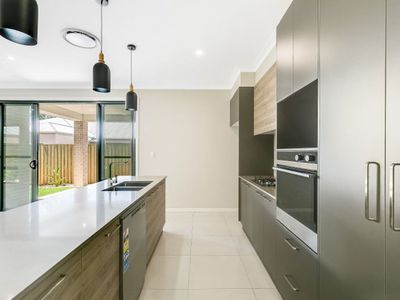 4/14 Yarrow Close, Middle Ridge