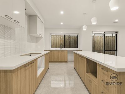 34 Guling , Clyde North