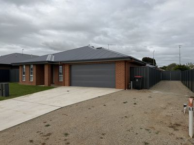 28 Lewis Crescent, Finley
