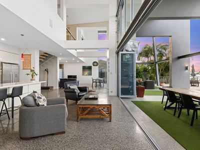 8 Carling Court, Raby Bay