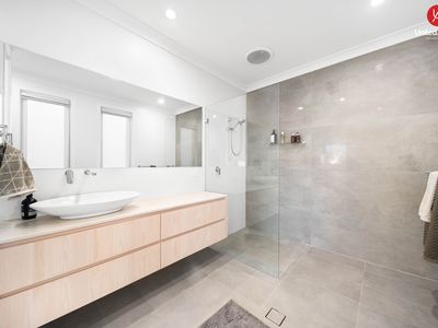 32 Jenkinson Drive, Elizabeth Hills