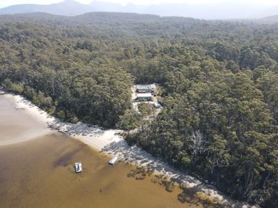 100 Cockle Creek Road, Recherche