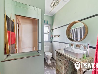 152 Main Street, Lowood