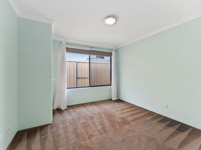 8 Marra Way, South Lake