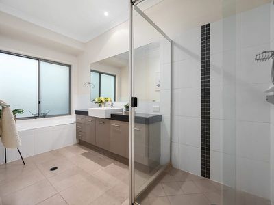2 Pamphlet Lane, Coomera