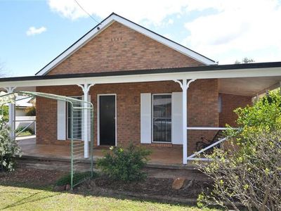 15 Barton St, Forbes