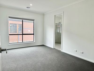 30 Camfield Crescent, Mambourin
