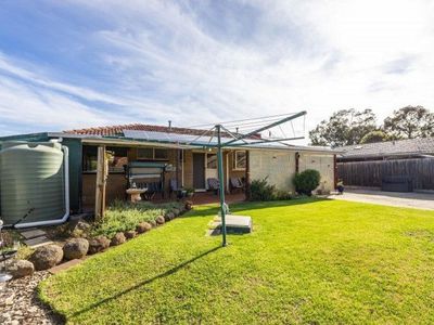 2 Laraine Place, Melton West