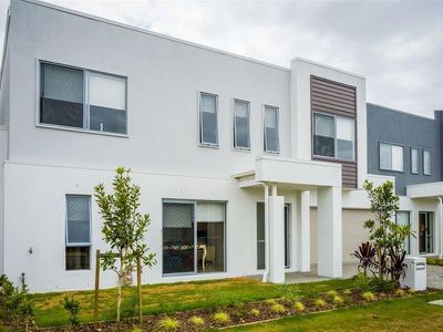 33 Azure Way, Hope Island