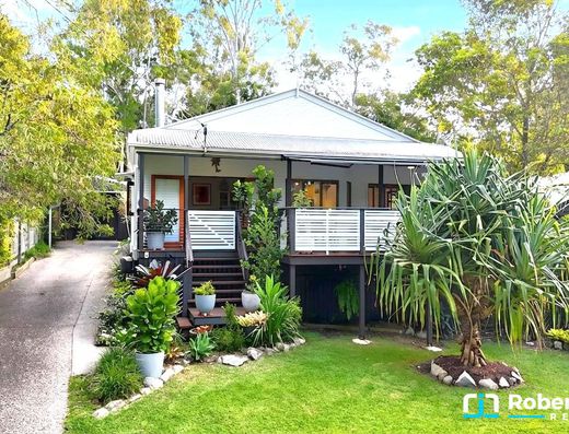 Renovated Queenslander - A Minute Walk to the Lake image 1
