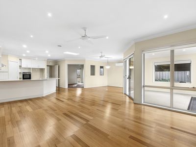 8 Dione Mews, Wandana Heights