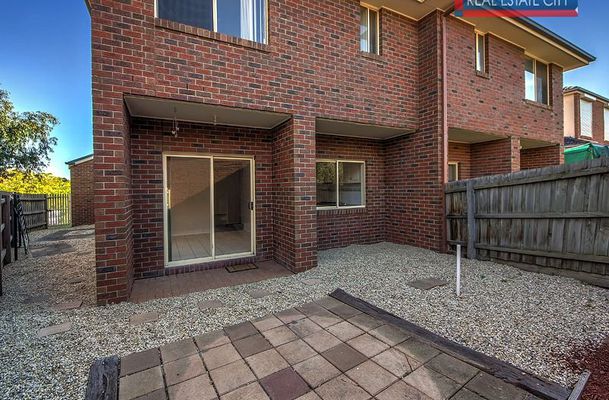20 The Crest, Attwood