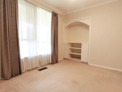 15 Douglas Avenue, Box Hill South