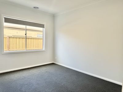 5 Minoa Road, Manor Lakes
