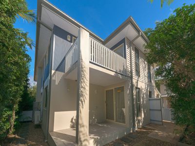 2 / 4 Locke Street, Southport