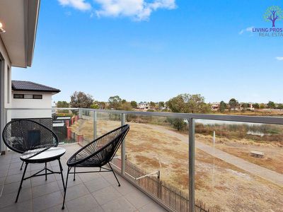 3 / 12 La Rochelle Boulevard, Point Cook