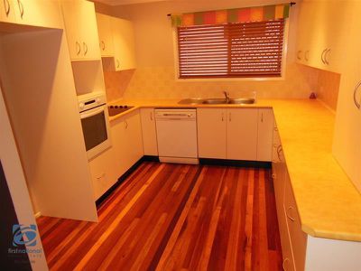 28 Hill Park Crescent, Rochedale South