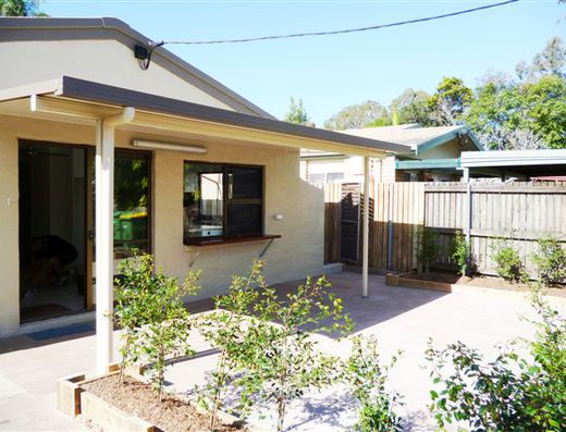 Centrally located Noosaville unit image 6
