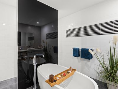 6 Hatoyama View, Bilingurr