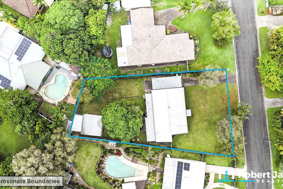 8 Palm Grove Crescent, Tewantin