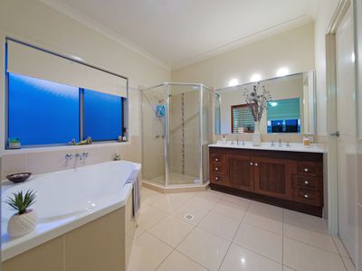 2 Lachlan Drive, Wakerley