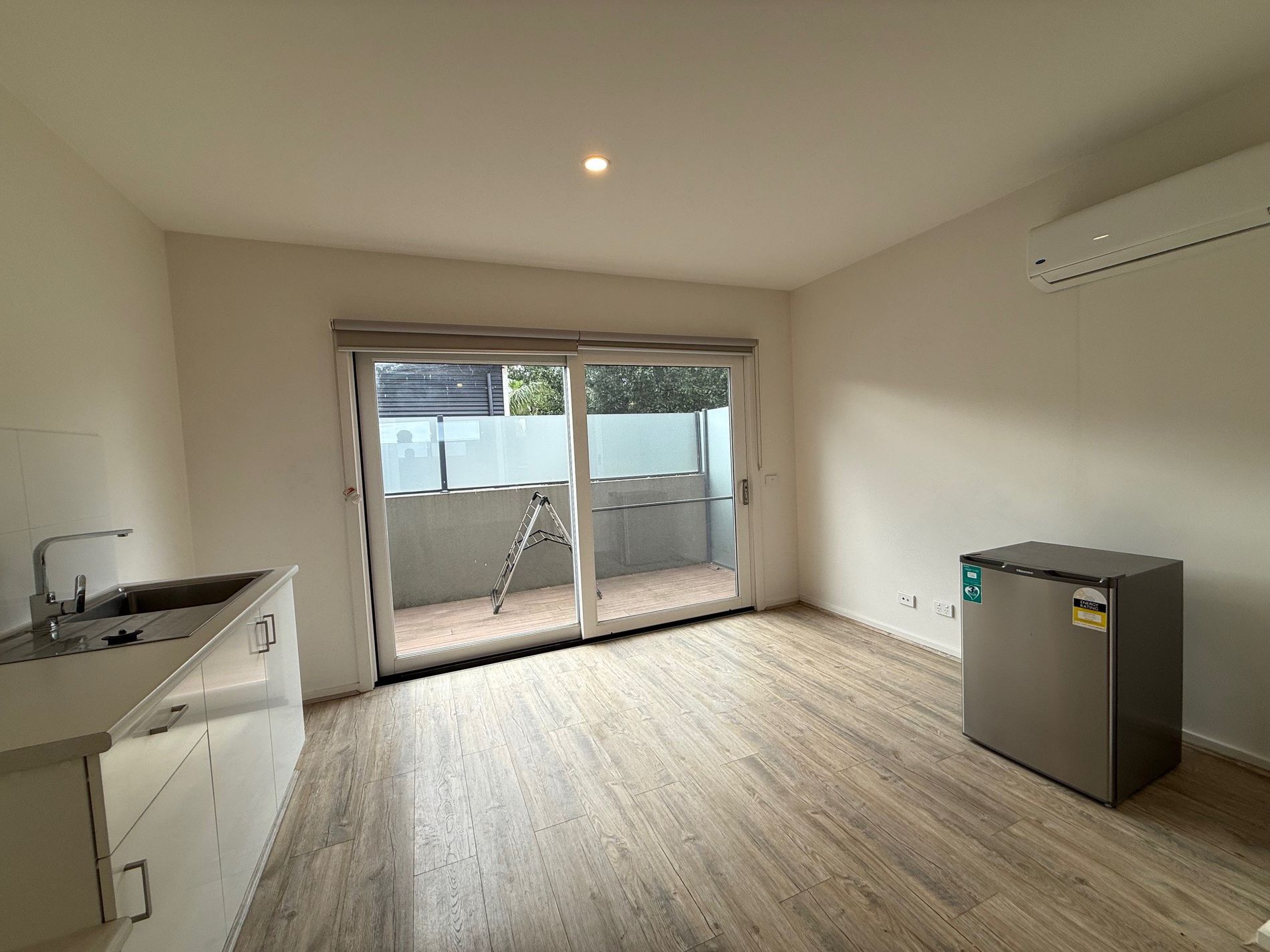 Room 10 / 98 Commercial Road, Footscray