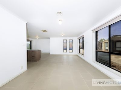 4 / 43 Acacia Crescent, Melton South