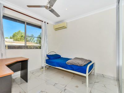 2 Tiverton Court, Moulden