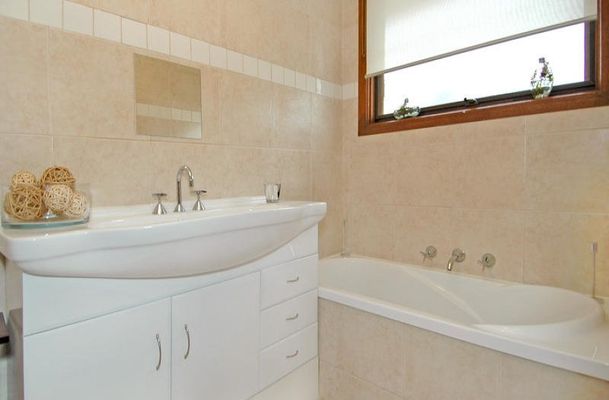 1 Bradford Avenue, Greenvale