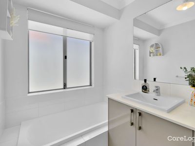 4 Golden Way, Piara Waters