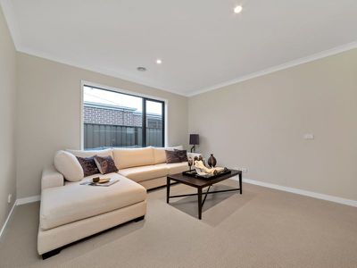 27 Bromeliad Street, Clyde North