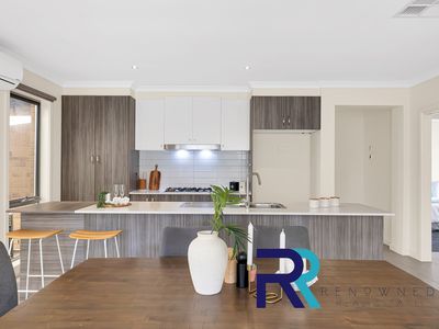 5 EMMETTS MEWS, Deer Park